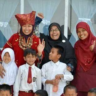 seorang perempuan biasa yang rindu akan majunya pendidikan dan hijaunya desa dg karya nyata