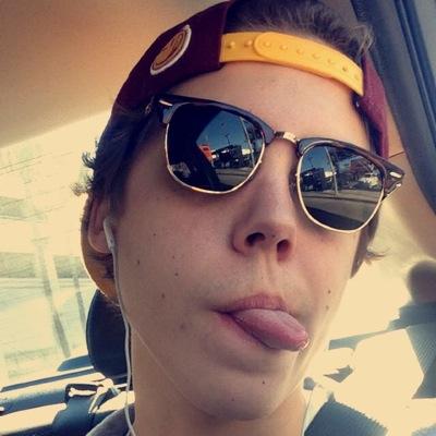 hi, please dont follow this account, go and follow @espinosawhugs ,be active, show proof, and have her notifications on for a dm for 6/12 + more