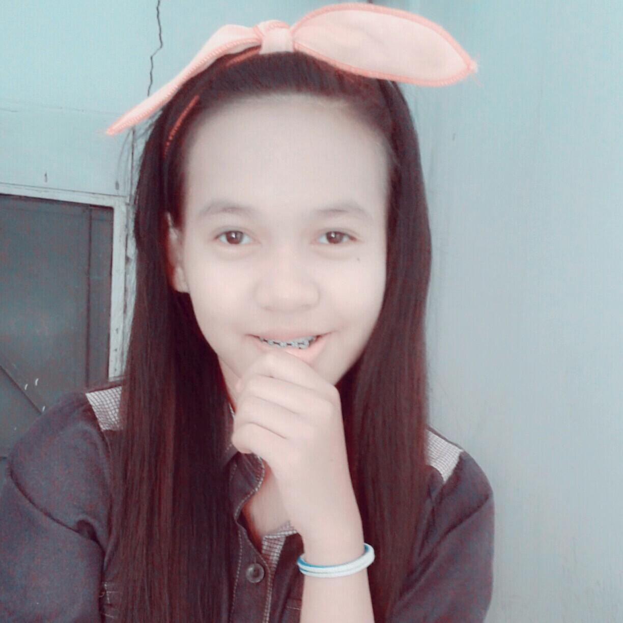 @minie_wellwell              Ngefens bingit sama @indahPermataS_ :)    =Racheal Weiss :)