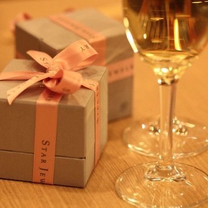 yorokobupresent's profile picture. プレゼントに迷った時の決定版！贈り物に関するマナー、おすすめ贈り物をつぶやいていきます。フォローはお気軽に♪