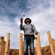 I am a computer engineer/Japanese traditional juggler/juggling historian. I love theatrical plays/musicals.
