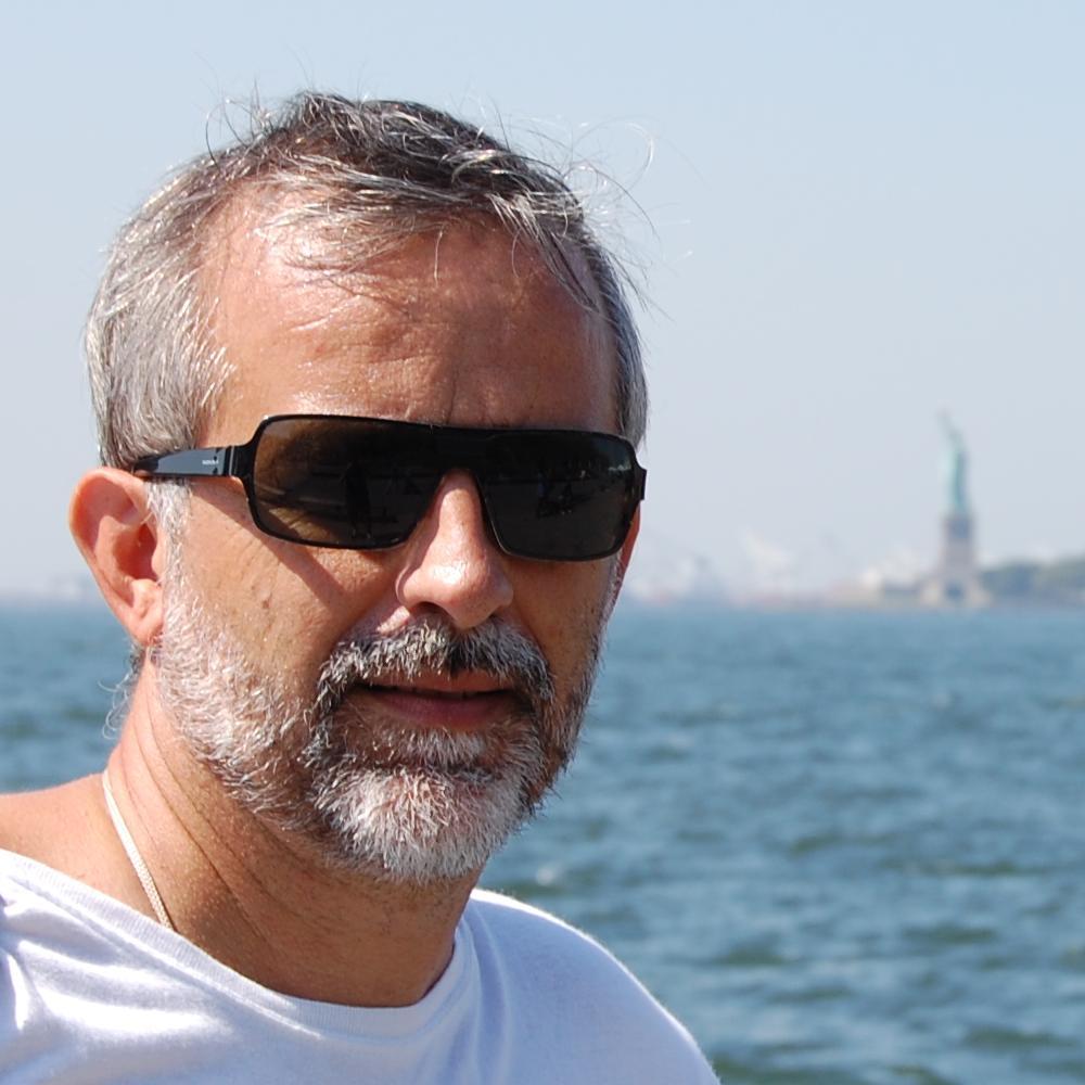 Licenciado en Bellas Artes. Profesor de Dibujo en secundaria. Defensa de la Infancia, acogimiento y adopción.