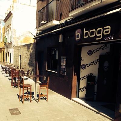 En el centro de Dos Hermanas,un lugar de referencia de la tarde-noche nazarena, donde podras disfrutar entre amigos de tu cafe&copas,en un ambiente inmejorable.