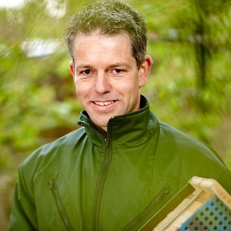 Henri Moors                                  verkoop en advies bestuiving met metselbijen