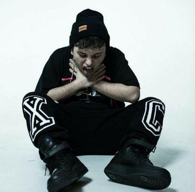 NennaGareddu's profile picture. lo non sto vivendo come dovrei, come 
potrei, ma soprattutto come vorrei - LowLow