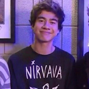 follow @snoozyhood and be active and turn on her notifs for Dms to 3/6 1/5 3/12 + 5sos band acc Everynight SHE HELPS HER ACTIVE FOLLOWERS GAIN