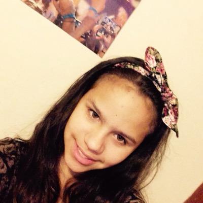 @AustinMahone pls follow me & I Love u. Add me on Vine its Jessica M.     Snapchat - Vine : BabySweetie16