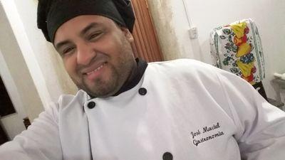 Amante da boa comida, esposo apaixonado, pai de um cravo e uma rosa. Empreendedor