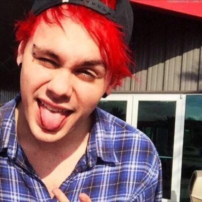 follow @Clifford_crew for dms to 5SOS 5/4