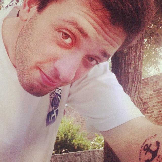 19 años. Marcos Paz. Casi adulto, Casi actor, Casi ¿músico?. a lo mejor crecer no signifique perder lo que llevamos adentro.