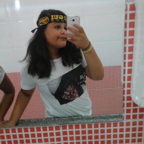 Deixa ela passa qo bonde para toda perfumada solta na balada nao para ela quer curtir a vida louca quer beijar na boca ela ta descontrolada ta solta ♥♥♥♥