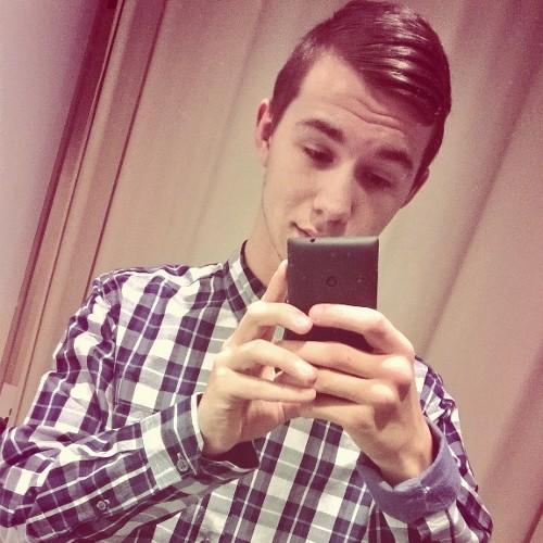 ValentinLge_'s profile picture. A la fin vous êtes seul , personne viens vous sauvez.