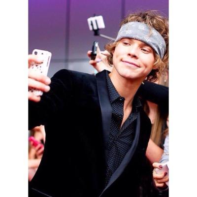 follow @niallskumquat @sosspaghetti @ashtunnel @ashtonskumquat