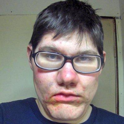 Si quieres un novio feo para asegurarte de que ninguna te lo quite, no lo dudes: soy tu hombre. Muy del Real Madrid y muy español. Apoyando a la Guardia Civil.