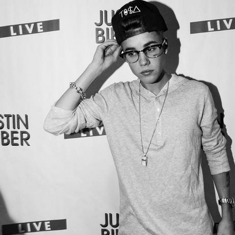 @JustinBieber I love you so much ♥♥♥♥  
please follow me jusin ♥♥