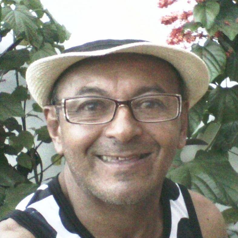 Pessoa extrovertida,leonino,católico,apostólico, brasileiro,que gosta de conhecer pessoas,trocar idéias,compreensivo,questionador,mas acima de tudo,amigo.