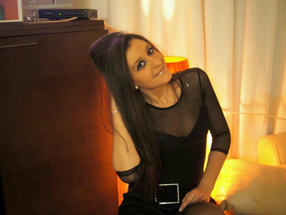 me encanta la musica estar con mi familia y mi pareja y me encanta levantarme siempre con una sonrisa :-)