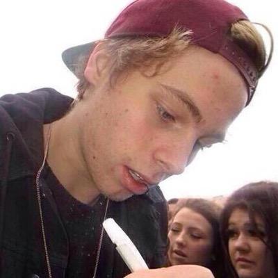 Please can you help me out by rt'ing this and hopefully get my luke/4 thank u ily x