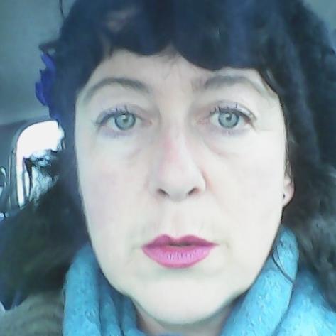 Professeur des écoles français/breton - Ecrivain -Chanteuse/ auteur/ compositeur. Master 2 design - Féministe modérée, ni Chienne de garde ni Femen.
