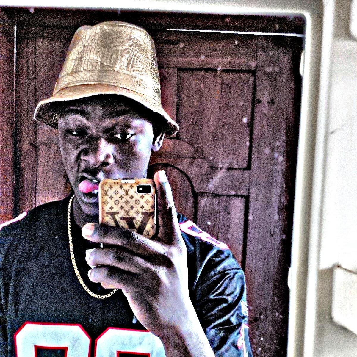 i_emEASY's profile picture. Read your bible,it talks more bowt me☺