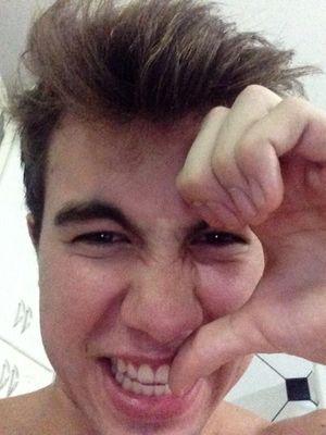 Apenas mais um guria esperando por um abraço do teu ídolo!  FC novinho pro Carlos! Te amo viu Sr. Carlos Santana? ❤