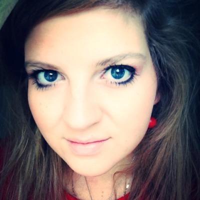 Tvořím, maluju, fotím, zpívám, píšu, vařím, hraju... Žiju... :) Jsem pocitový spammer.... 
A v neposlední řadě..... Jablkyně 