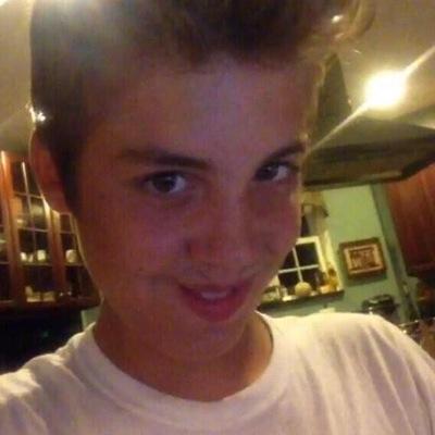 hi, please dont follow this account, go and follow @espinosawhugs ,be active, show proof, and have her notifications on for a dm for 6/12 + more