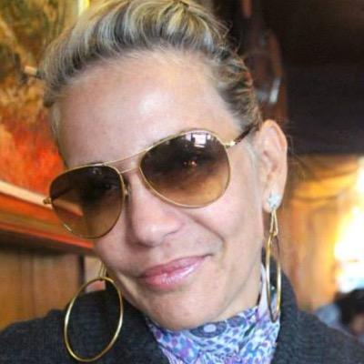 Toda mulher leva um sorriso no rosto e mil segredos no coração. Clarice Lispecto. Funcionária Publica Federal, design e fofógrafa. Uma mãe apaixonada.
