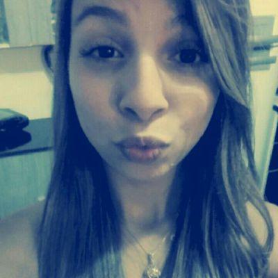 - Simpática , Dinâmica , Namorando , Carinhosa , Engraçada , Feliz