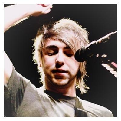 collidewithevic's profile picture. free follow from @STARRYGASKARTH because you're wonderful!!