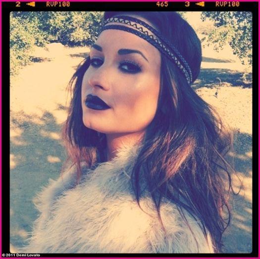 EnanaGreysessed's profile picture. No tiene piedad el viento en tu contra, 
no puedes volar con tus alas rotas, 
que triste es ser buena y que no valga la pena...