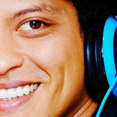 A page dedicated  to Hooligans, that keeps us entertained with phenomenal fan fictions about our beloved @BrunoMars @Philsmeeze and the band!