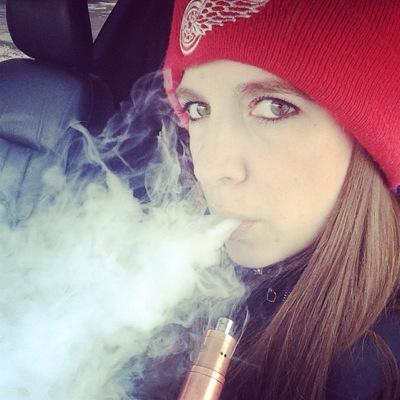 Vapeaholic! I love Big clouds! Love is blind! Instagram The_Real_Vape_Goddess #vapelife #vapegirls #girlswhovape