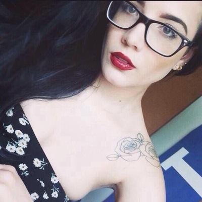 @halseytattoo loves u lots nd lots.......... and she thinks u'd agree about how amazin halsey's hips are