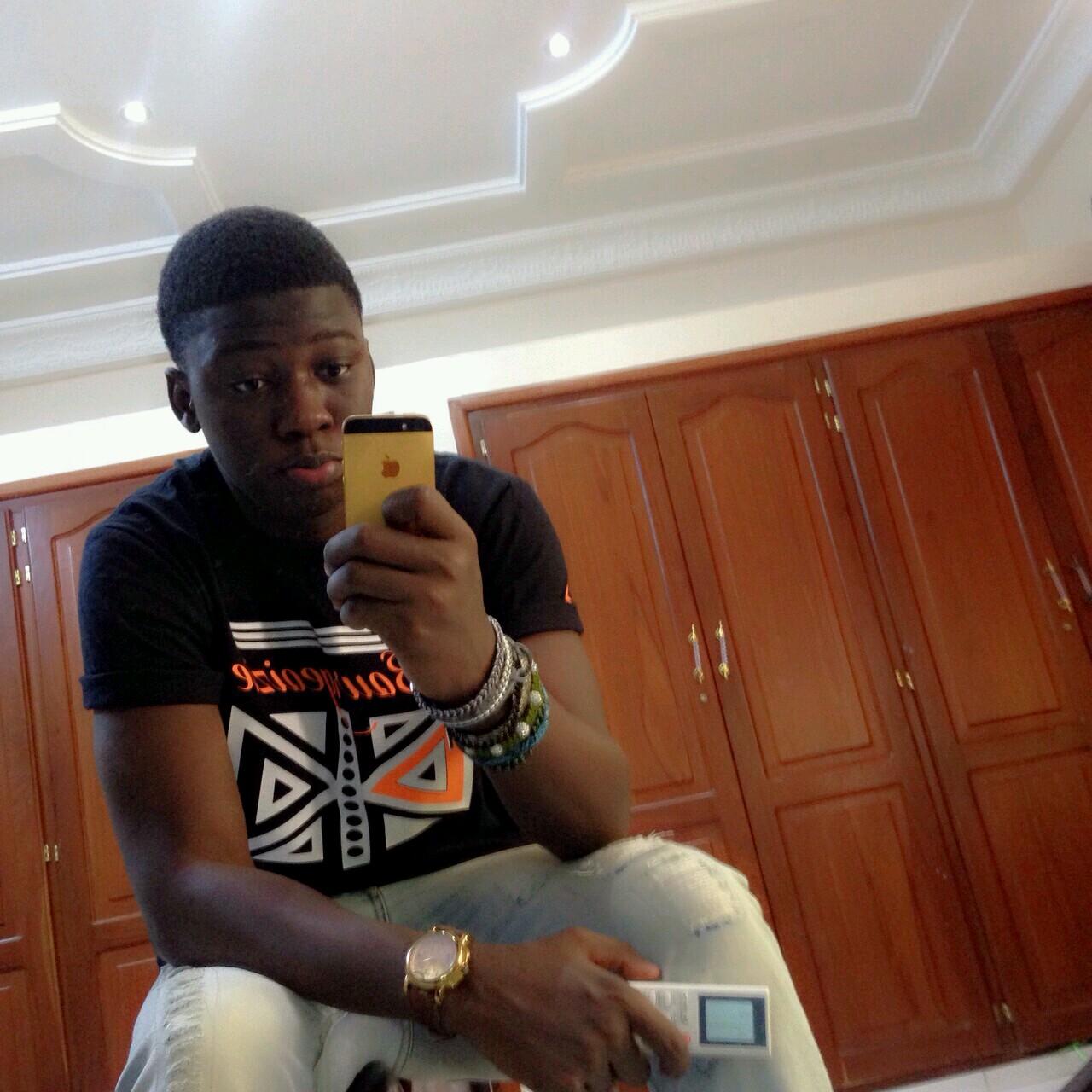 Bienvenu sur mon compte twitter Officiel.. ici c'est Self made men #Team229 BBM : 23092C16 Follow Back on! Go!