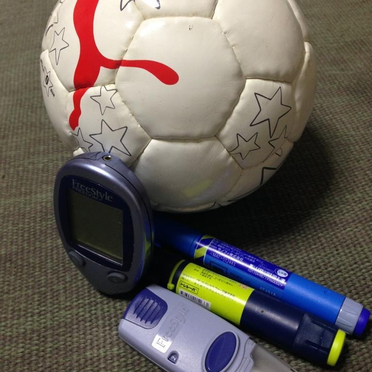 26歳の時に2型糖尿病を発症し、以来、治療を続けています。他方で、元来のスポーツ好きで、フットサルチームも持っています。「治療」という堅苦しいものではなく、「楽しむ」ものとして、二型糖尿病の人にもっとスポーツを身近に感じてほしい。そういう想いで、コミュニティ作りをしていきます。