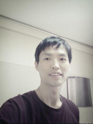조용히 살아가고 있는 가끔 울컥하는 왼손잡이.