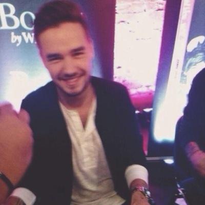hi please follow @cuddlxyziam bc goals:) thankss:)