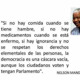 La ola moldea la piedra no por su fuerza, sino por su perseverancia