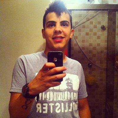 Sorria bonito e deixe os outros quererem descobrir qual é o segredo que faz você rir. Follow-me Instagram: @ricardoparrillo