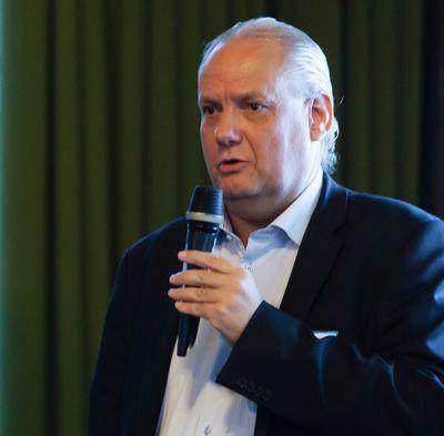 Ondernemer, project/programma/proces/interim manager, politiek geinteresseerd, nieuws(Radio 1)gierig, twittert op persoonlijke titel