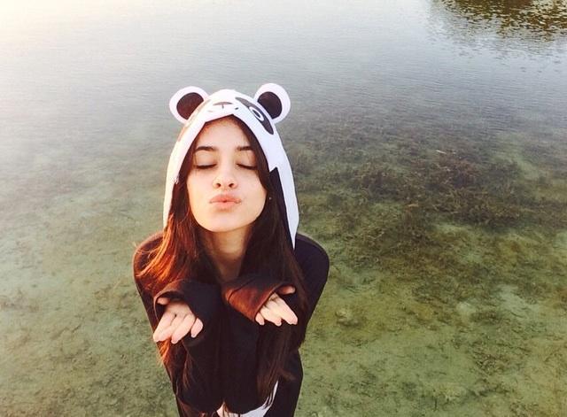 Hi please follow @L4URENF4NCY ♥