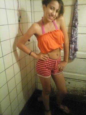 soy masomenos lokita tambien smiler amo patinar y salir emn... que mas en soy  de cantar jaja y emn ok no se que poner jjajaja chau