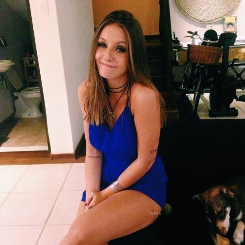 Ela é um poço de qualidade e defeito.