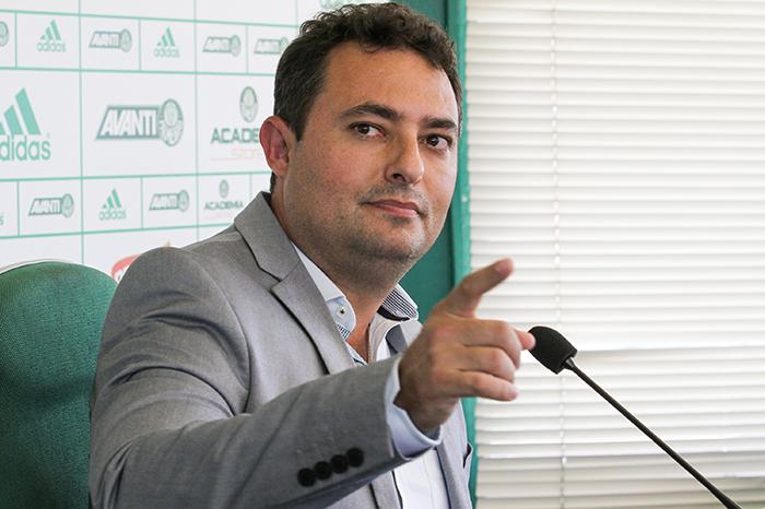 Diretor de Futebol do Palmeiras.
-Chapeleiro
-Contratei você e mais 44 pessoas.
