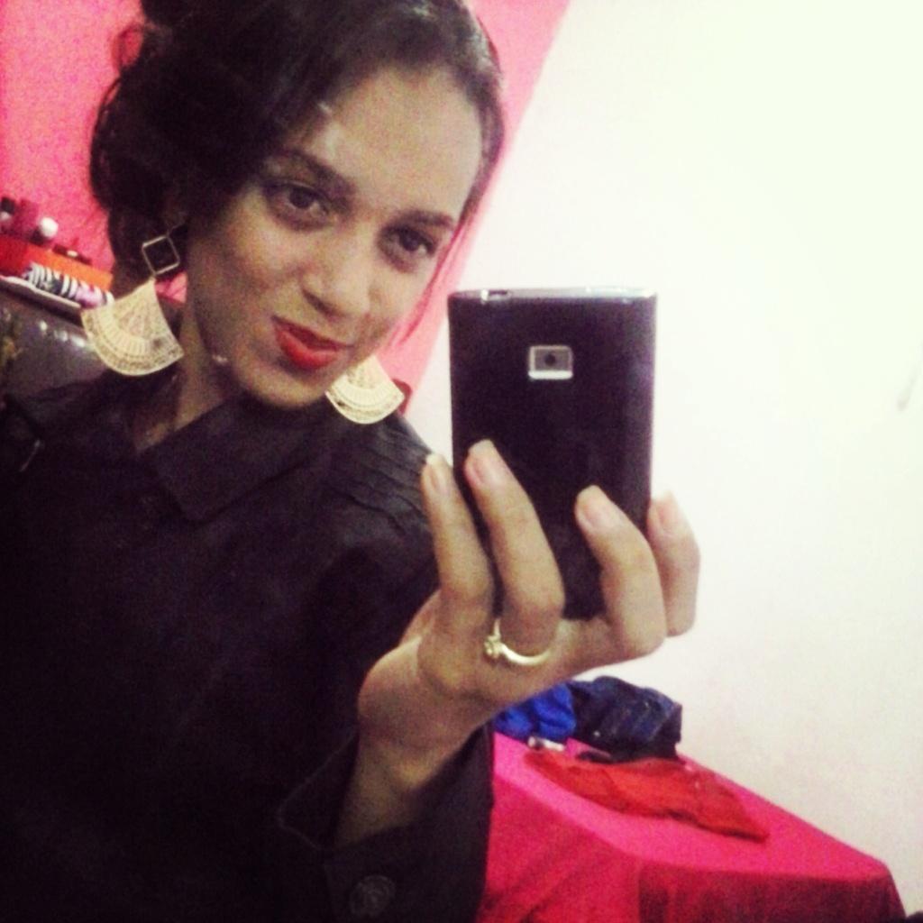 Ela é bela como uma flor, e dentro dela tudo é amor..  ;)