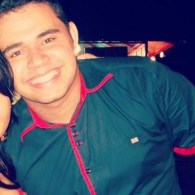 Sorrir não mata. Viver não dói. Abraçar não arde. Beijar não fere. Rir não machuca. Você não tem motivos para não tentar ser feliz.