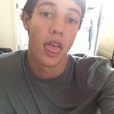 Follow @ilovelymendes and she'll follow you back.