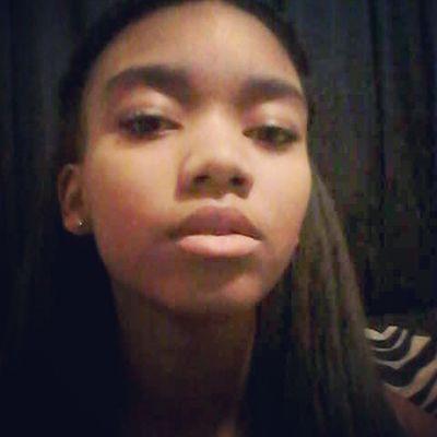 Thought provoking, softly spoken, heart wide open, chill emotion kind of girl ♡