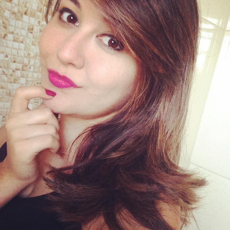 Blogueira de beleza, apaixonada por maquiagem e metida a escritora.